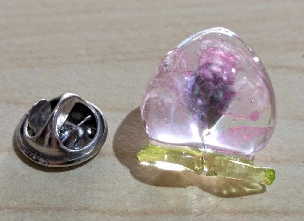 桃のピンバッジづくり