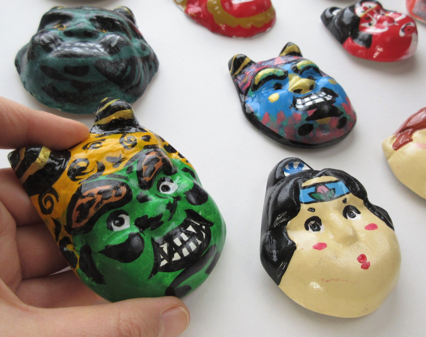 桃太郎と鬼の顔型マグネット絵付け体験