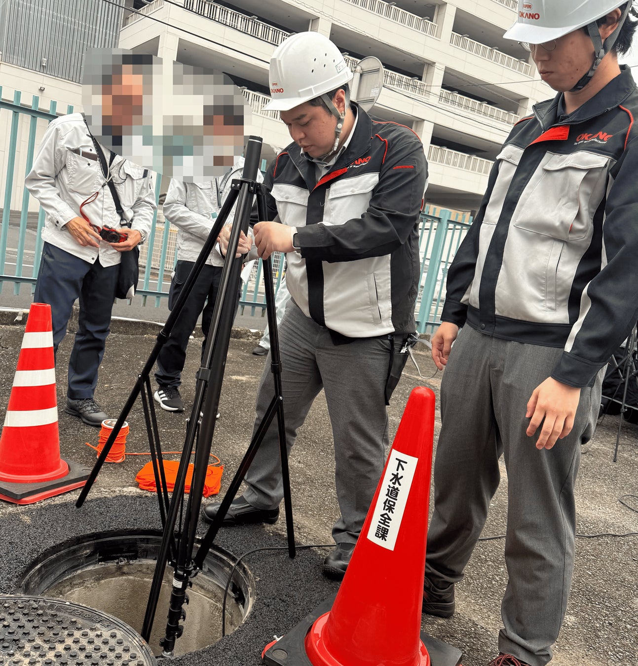 ドローンを下水道管に下ろす前の作業