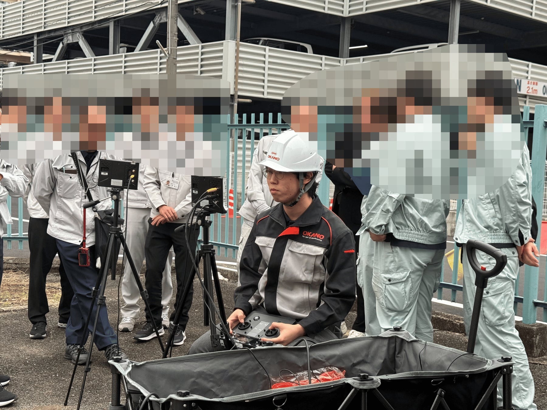 モニターで下水道管内の様子を撮影するパイロット