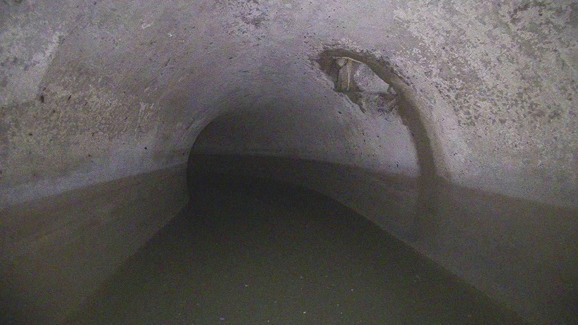 ドローンで撮影した下水道管内の様子①