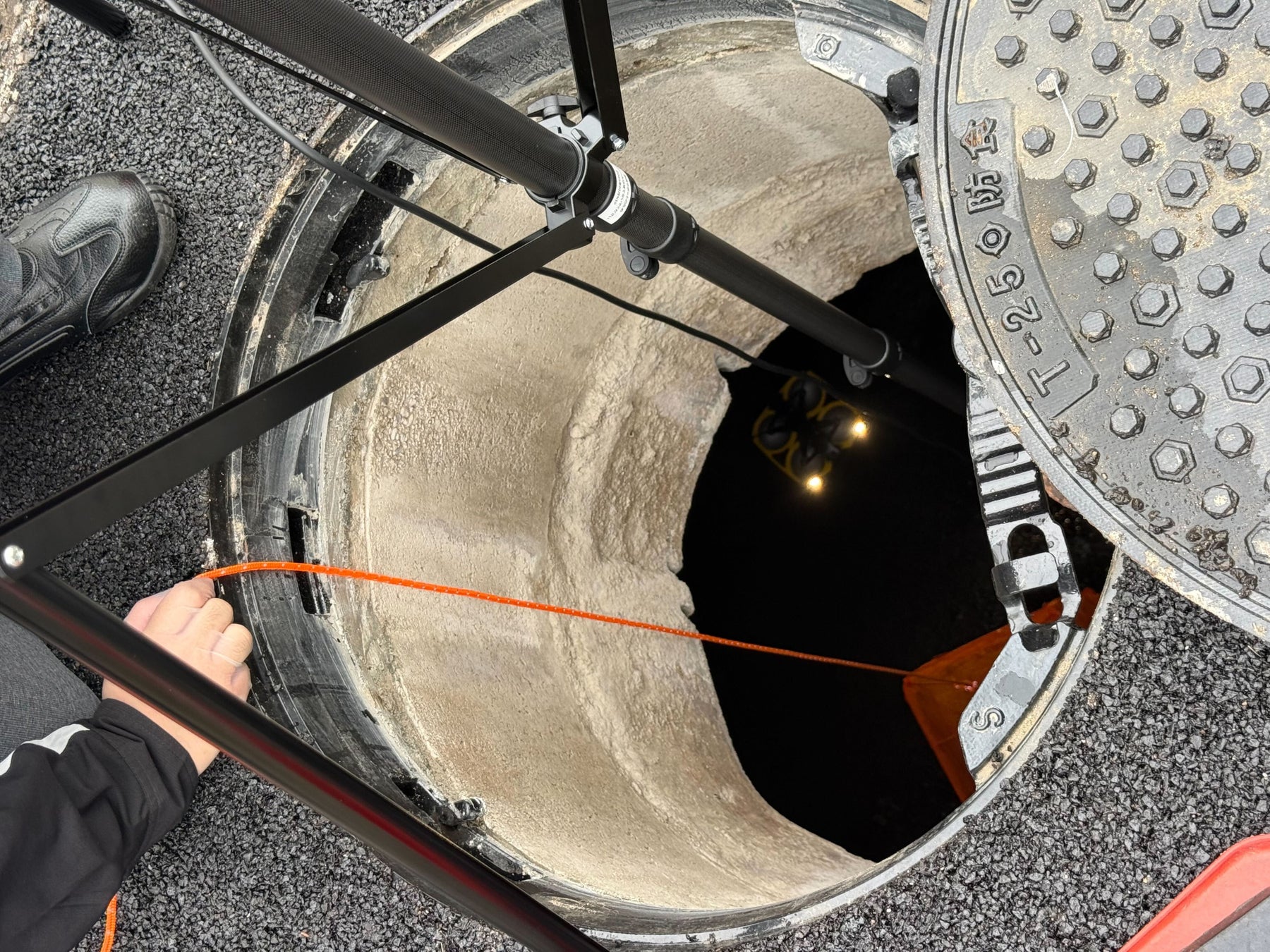 下水道管内にドローンを投入する作業