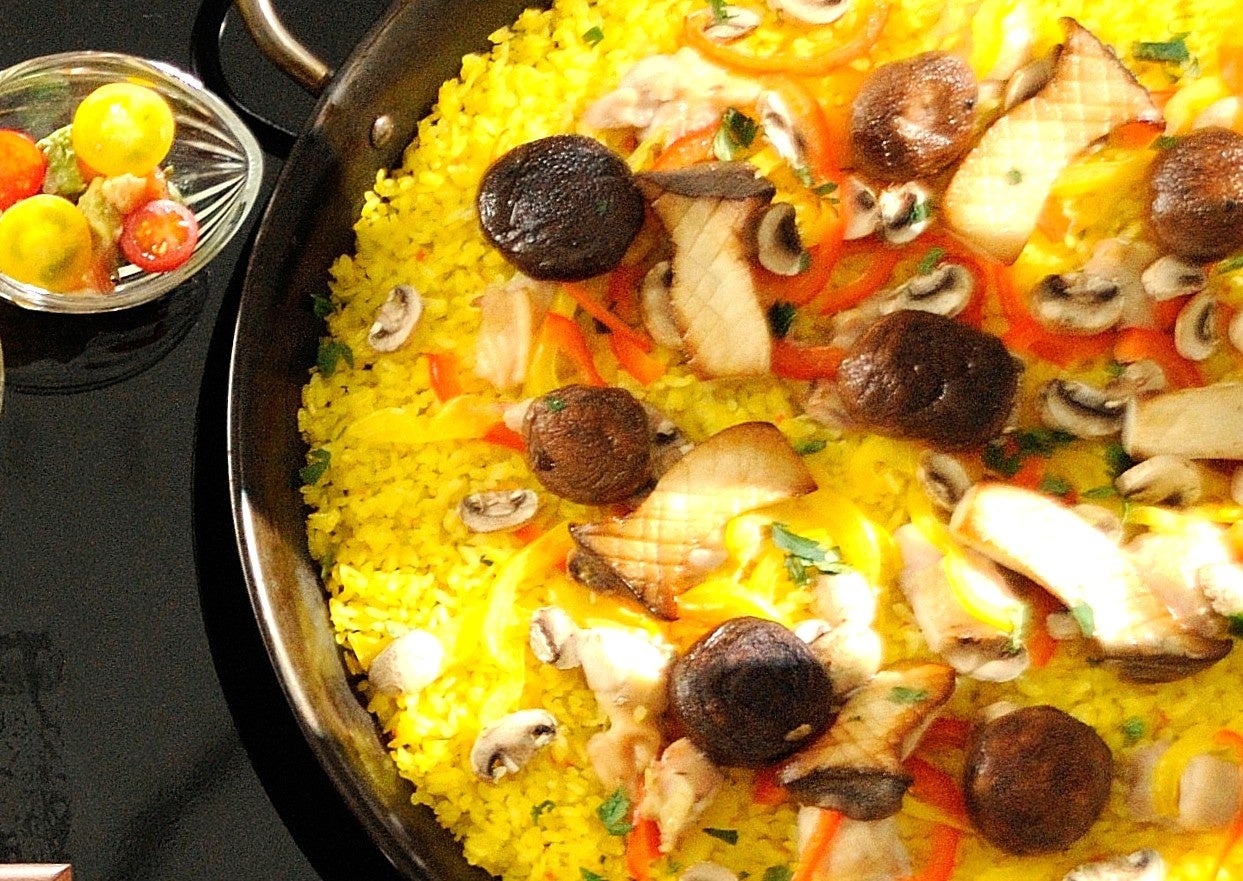 鶏もも肉と色々木ノ子のパエリア