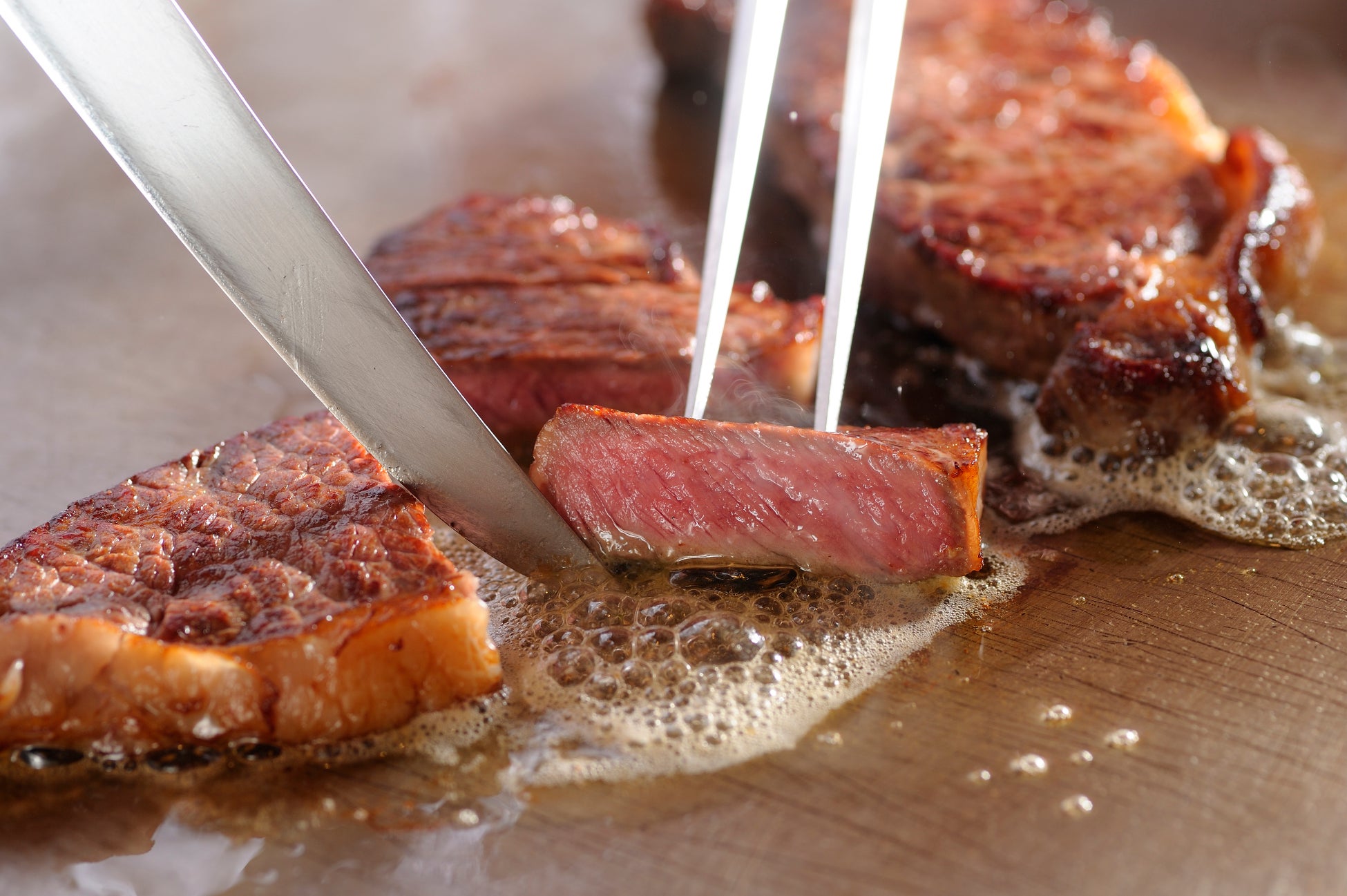 ライブキッチンで焼き上げるステーキ