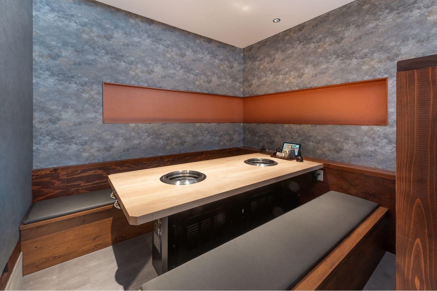 和モダンで落ち着いた店内