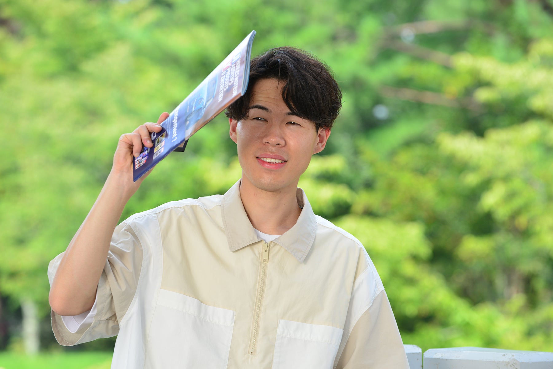 手かざしで日差しを遮る動作