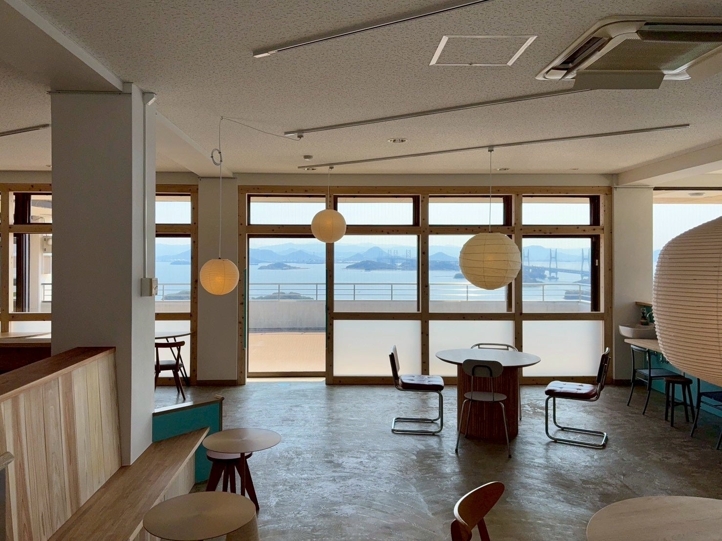 店内からは瀬戸内海を一望できる