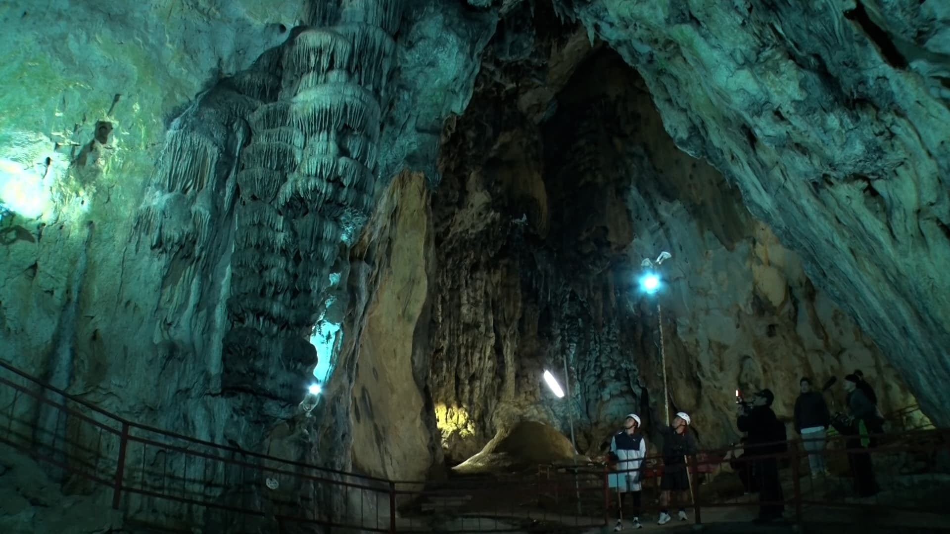 備中鐘乳穴 幻想的な洞内