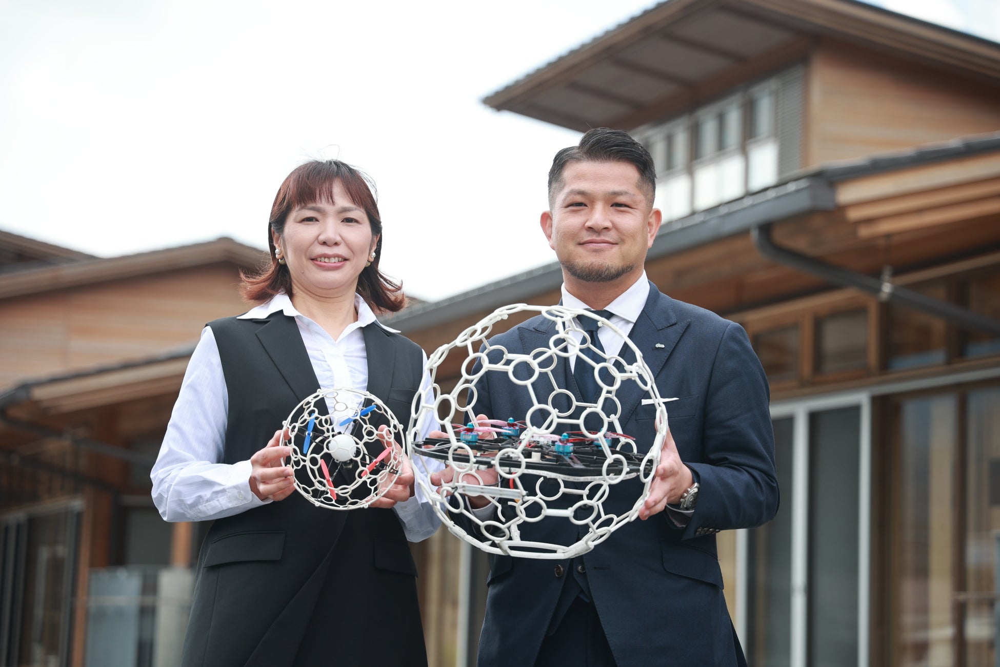 佐藤建設株式会社 代表取締役 佐藤公泰様と日本ドローンサッカー連盟岡山支部代表 白籏ちえみ